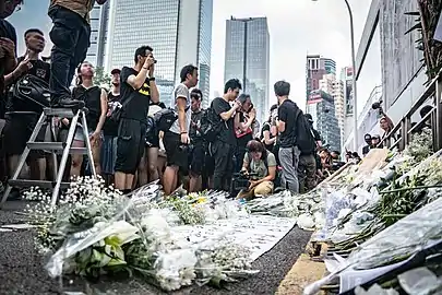 大量市民獻花，擺放至馬路