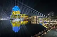 2022年臺灣燈會期間的高雄愛河灣燈區。2月26日至28日間，高雄流行音樂中心與苓雅寮鐵橋亮起代表烏克蘭國旗的藍光與黃光。