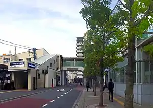 南口與行人天橋接續的京成電鐵本社大樓（2019年5月20日）