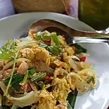 乾炒酸肉蛋（），將醃過的酸肉和蛋一起乾炒的泰北菜。