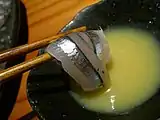 沾醬的日本銀帶鯡刺身
