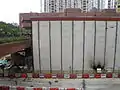 利東站B出口建築工地被圍板密封，以建造升降機槽（2014年4月）