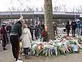 當地居民帶同鮮花，悼念槍擊案死者