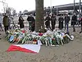 當地居民帶同鮮花，悼念槍擊案死者