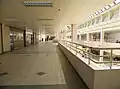 2015年的隆亨商場東面二樓，圖左為隆亨花園餐廳