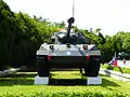 固定於成功嶺歷史館旁展示的陸軍M18驅逐戰車，旁為海軍陸戰隊履帶登陸車