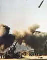 M198 榴彈砲發射M712 銅斑蛇雷射導引砲彈。