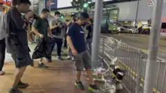 疑似便衣警員用腳踢市民擺放的鮮花