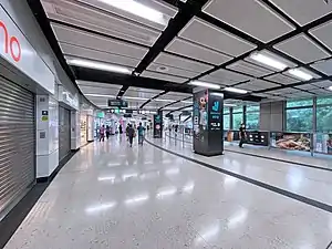 屯馬綫大堂轉乘通道設有多間商店（2021年6月）