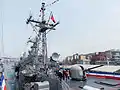 從並泊之康定級昆明軍艦（PFG-1205）東望巡防艦子儀軍艦中部上甲板。