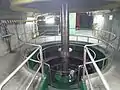 水里機組水車室，下ㄤ為水輪，上方為發電機