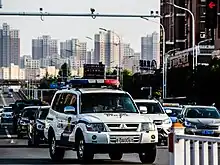 一輛悬挂白色警用号牌的法院車輛，攝於安徽省滁州市
