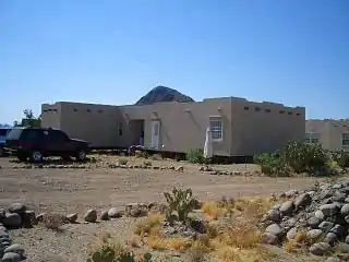现代“三宽”住宅，设计看起来像土坯外观住房。