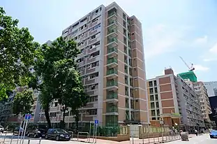 滿樂大廈東面，左右分別為啟康街及海壩街