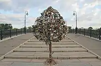 此處有莫斯科盧日科夫拱橋特設供掛愛情鎖之鐵樹圖,圖中愛情鎖如樹葉般覆在鐵樹架上。
