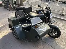 附带尾箱和工具箱的边三轮摩托车