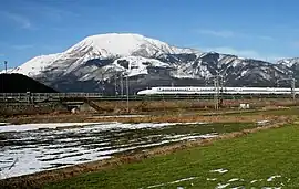 自米原市內東海道新幹線鐵路旁看到的伊吹山