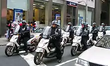 骑警用摩托车的纽约市警察局警官