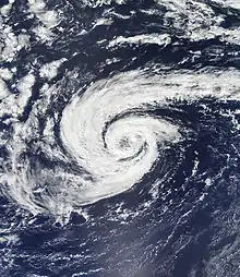 9月25日,虽然热带风暴纳丁的风速只有每小时75公里,但其仍然擁有眼状特征