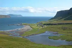 内斯村的沙滩，背景为大迪门岛