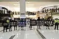 示威者手持光復香港和香港獨立旗，右方的南亞裔保安向其中一人派警告信