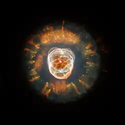球殼的彩色區域相對於沒有恆星的背景。錯綜複雜的彗星狀結節從邊緣輻射至距離中心三分之一左右。中心的一半包含互相重疊,有著粗糙邊緣但更亮的球殼。在中心可以看見一顆孤獨的恆星。沒有可見的背景恆星。