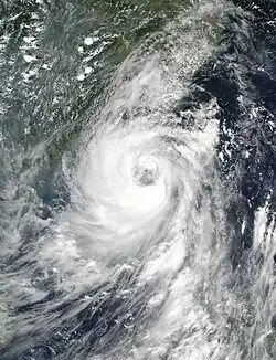 8月1日下午妮妲直撲珠江口以東一帶，其大型風眼清晰可見。