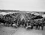 1918年7月，第1中隊的S.E.5a（英语：）和飛行員在克萊爾馬賴機場（英语：）。