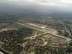 奧夫特空軍基地鳥瞰圖，前景為貝爾維尤。