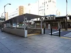 南口（2008年2月24日）前方是南口b，道路對向（線路側）是南口。