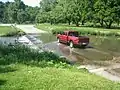 正驶过漫水路的汽车