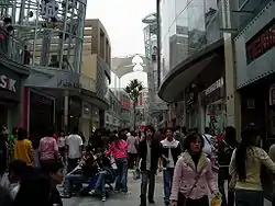 位于市桥街道的易发步行街