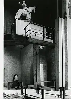 斯卡帕使用现代材料为艺术品搭建了一个平台。照片1982年由保罗·蒙蒂拍摄。