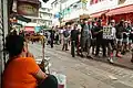 遊行人士在新功街向有水貨客展示標語
