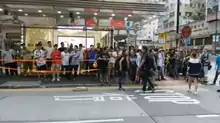 大批人士在北角富臨皇宮酒家外聚集，但警員未有理會