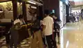 有商場的遊人被警員噴射胡椒噴劑後不適，等候義務急救員協助洗眼