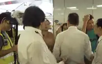 保安包圍中年撐警女子和男子