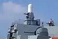 機庫上方的方陣快砲與右舷的波佛斯40mm L/70機關砲，攝於2015年左營軍港營區開放活動。