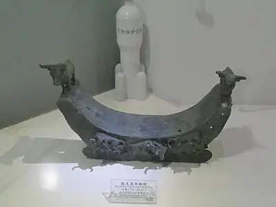 虎噬牛铜枕