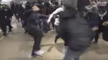 市民在港威商場遊行期間，多名便衣警混入人群中引起衝突和打鬥，場面混亂