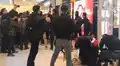 便衣警員在一期4樓混入人群制服一人，引起大批市民不滿包圍警員