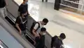 被截查的10多名市民被帶走