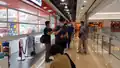 便衣警員近距離用攝錄機拍攝記者
