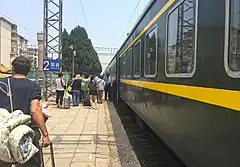 K977次列车停靠在2站台