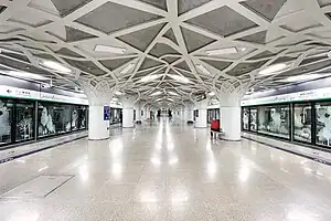 森林公园南门站站台模仿森林的装饰设计