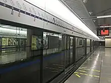 1号线站台层的间隔侧式站台（透过玻璃可见另一侧平行的侧式站台）