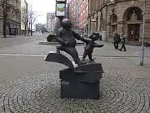 车站路上的父与子雕像（2008年）
