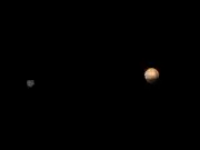 按照實際比例拍攝的冥王星和凱倫，新視野號拍攝。