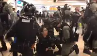 2019年12月15日「和你Christmas Shop」活動期間，防暴警員在站內拘捕示威者