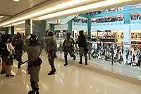 下午4時22分，大批防暴警從多個方向衝入新城市廣場4樓，要求在場人士離開